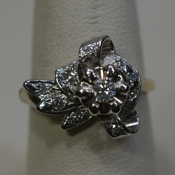 14KTT Vintage Genuine Diamond Flower Design Ring